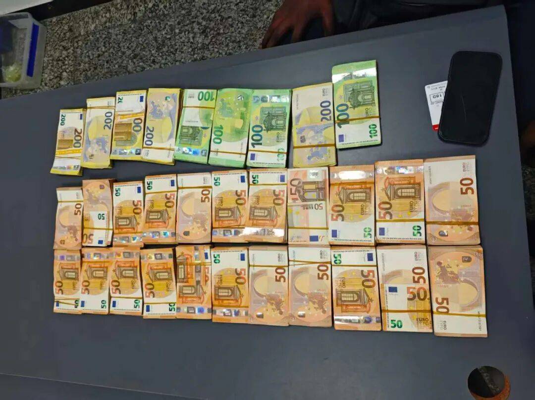 登3代理_成捆的欧元现金就放在背包里装着登3代理，折合人民币超186万元，旅客入境时被广州海关查获