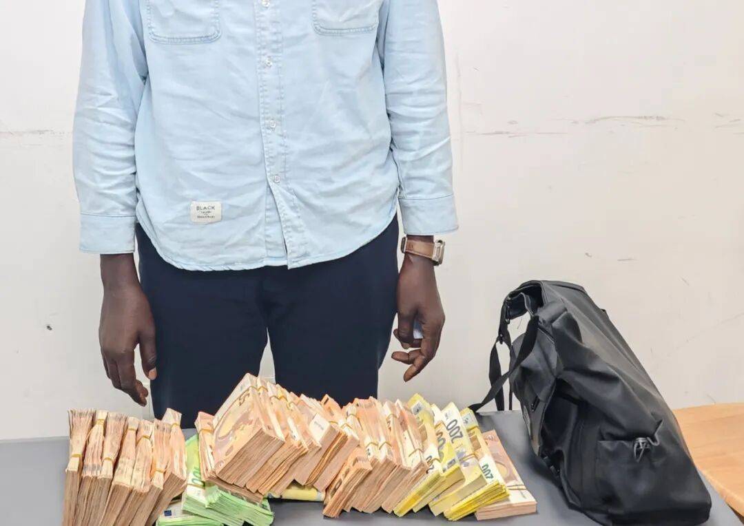 登3代理_成捆的欧元现金就放在背包里装着登3代理，折合人民币超186万元，旅客入境时被广州海关查获