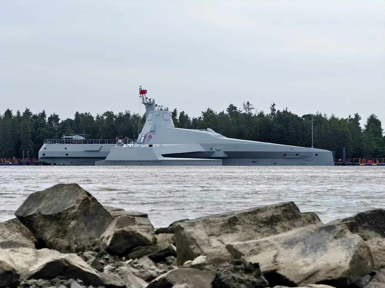 足球信用盘出租代理_舰长65米足球信用盘出租代理，搭载48个垂发！美媒：中国海军“半潜式武库舰”亮相！