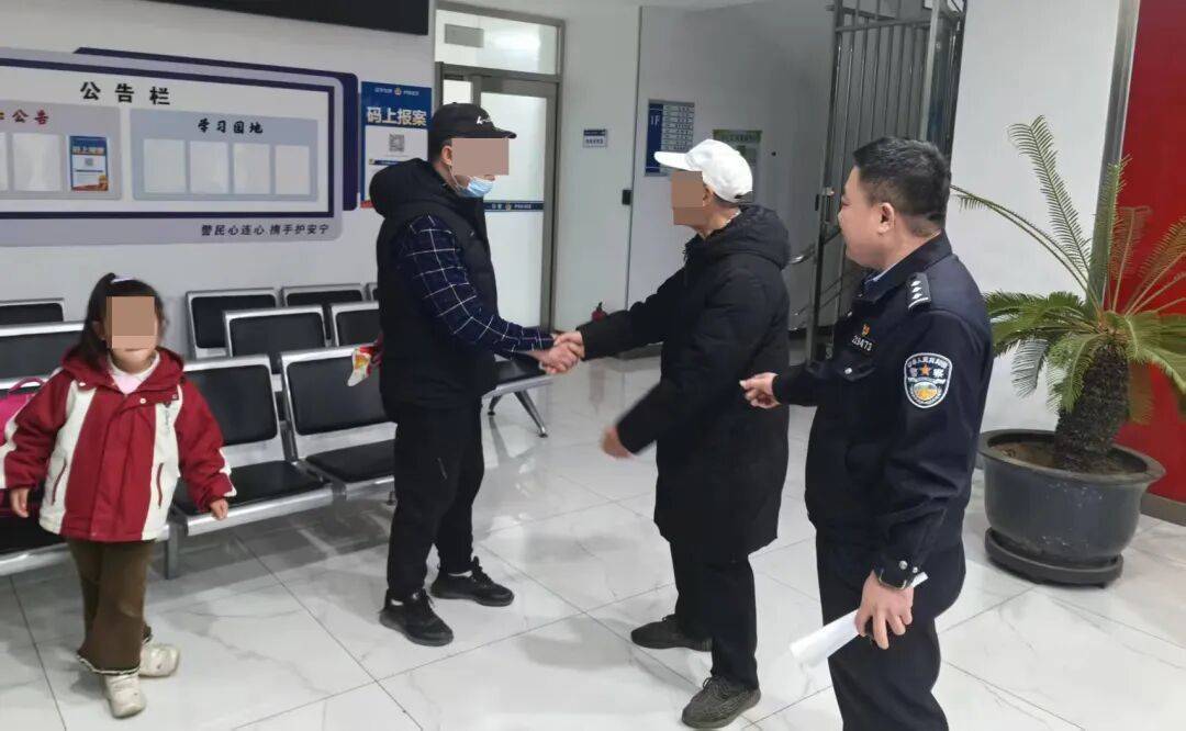 皇冠信用盘出租代理_事发大连一市场皇冠信用盘出租代理，陌生男子领走6岁女孩，视频引发网友热议，调查后发现系误会