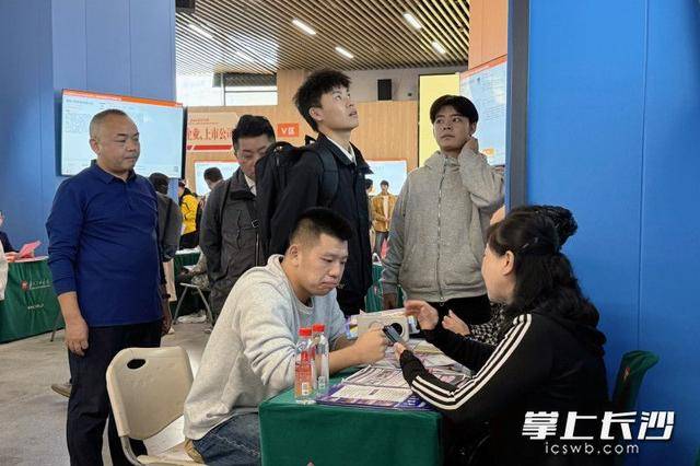 正版皇冠信用网出租_700余名退役军人及军属长沙求职正版皇冠信用网出租，165人达成意向