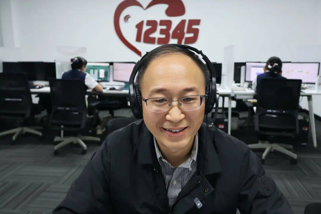 皇冠信用盘会员开户_沈阳市教育局党组书记、局长关金赴市12345热线开展“领导干部政务热线接听日”工作