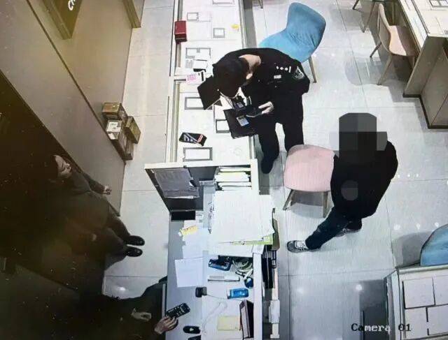 2022年世界杯盘口_股市套现170万元后2022年世界杯盘口，杭州男子豪购300克金条！老板当场报警……