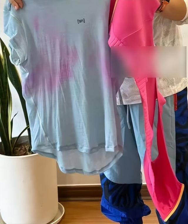 世界杯代理平台有哪些_女子穿运动内衣跑步胸前染色世界杯代理平台有哪些，飞比特致歉