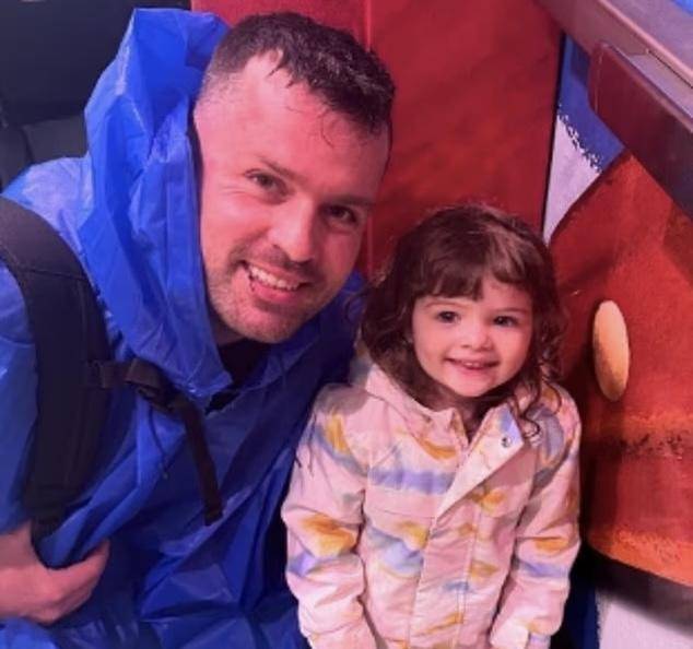 正版皇冠信用盘_42℃高温下正版皇冠信用盘，美国一父亲在家看片喝酒，将2岁女儿留在车内致身亡，入狱前自杀