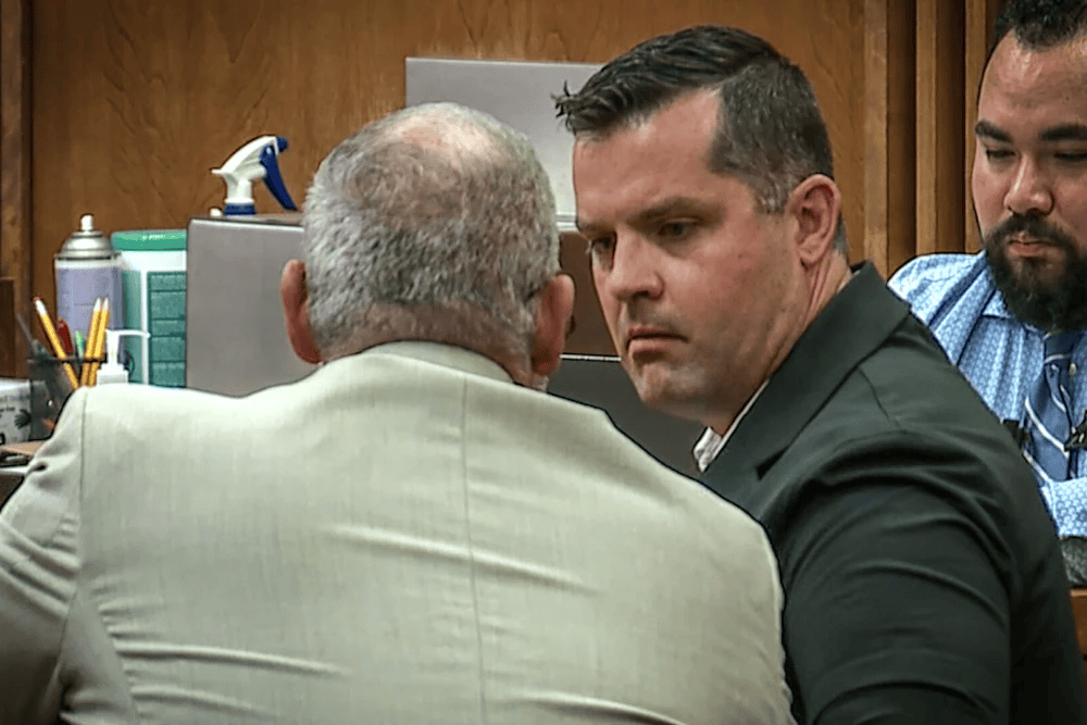 正版皇冠信用盘_42℃高温下正版皇冠信用盘，美国一父亲在家看片喝酒，将2岁女儿留在车内致身亡，入狱前自杀