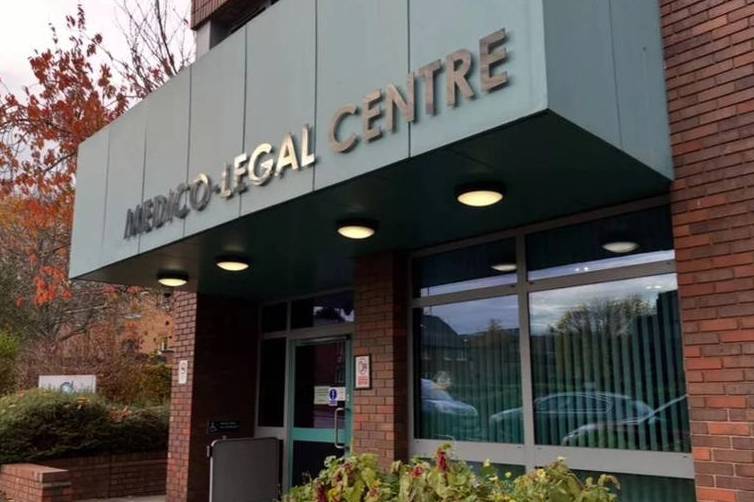 皇冠信用盘会员注册_英国一对情侣吸毒过量死在床上皇冠信用盘会员注册，尸体旁有一验孕棒