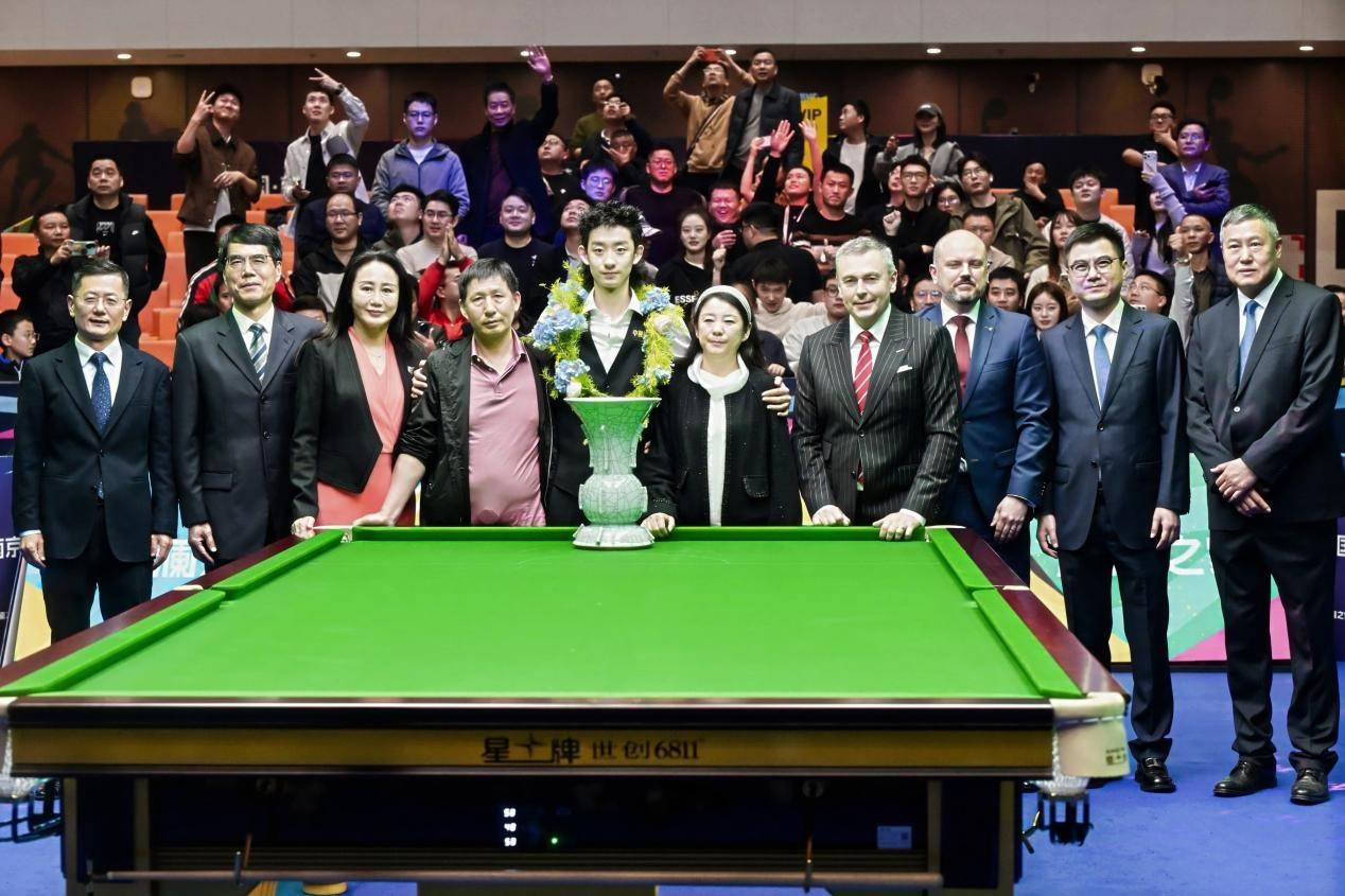 皇冠信用盘需要押金吗_斯诺克国锦赛新王加冕 中国小将吴宜泽南京登顶夺生涯首冠