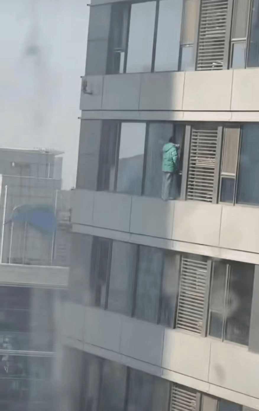 皇冠信用盘代理占成_石家庄万象城一女子坠楼 目击者称心里不是滋味 警方：已出警处理