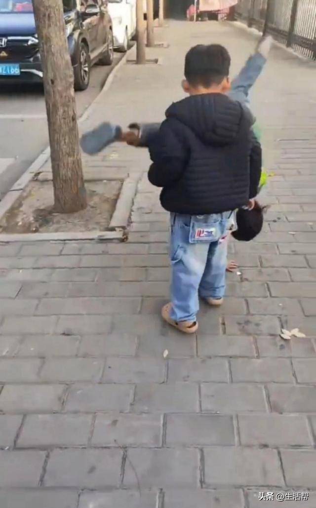 皇冠信用代理流程_西安7岁女孩寒风中穿凉鞋路边捡吃的皇冠信用代理流程，父亲称妻子离世家境窘迫，民政局：已妥善安排