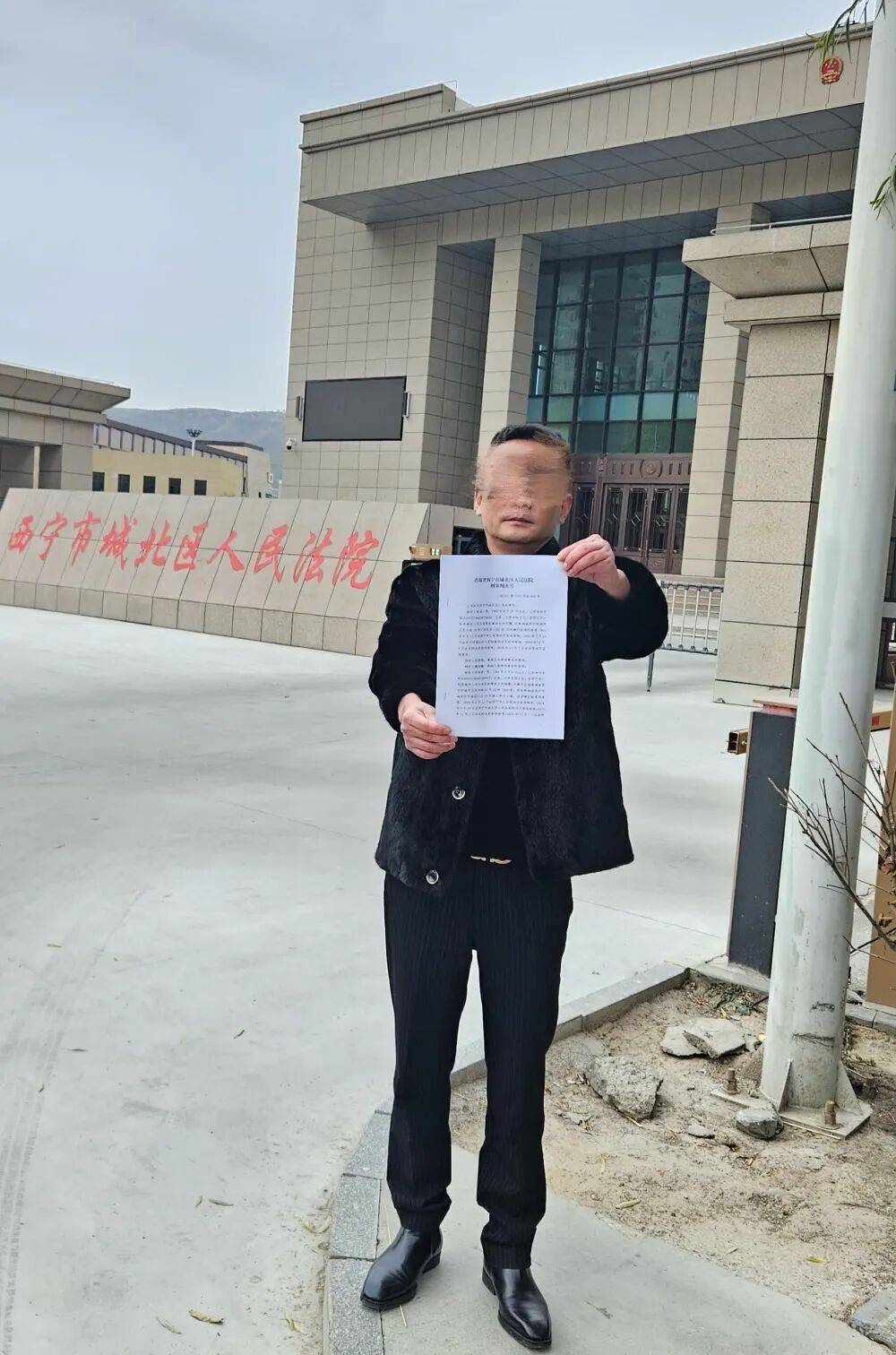 皇冠信用开号_母亲派出所里遭民警责骂皇冠信用开号，男子插话后被拖进女厕群殴！涉案警员公开受审