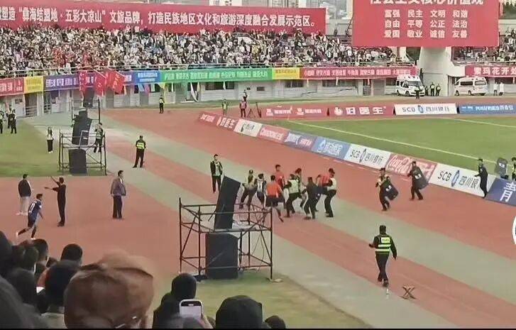 皇冠信用盘出租足球_球员飞踹裁判皇冠信用盘出租足球！公安机关介入