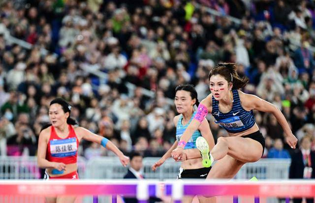 正版皇冠信用盘出租_吴艳妮还是哭了：当她不再是100米栏赛道上唯一的“答案”正版皇冠信用盘出租！