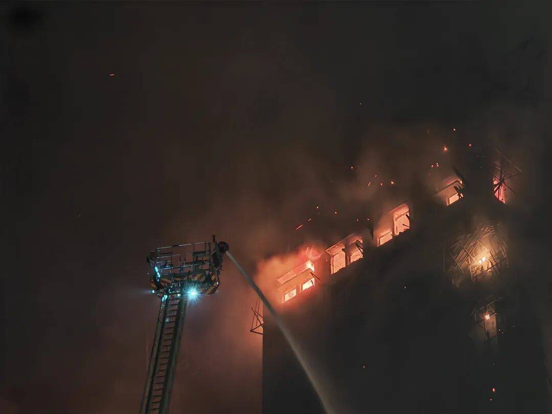 皇冠网址_香港大埔火灾已造成44人遇难！3人以涉嫌误杀罪被拘捕皇冠网址，警方：不排除发泡胶是火势迅速蔓延原因；大埔区多所学校停课，临时庇护中心开放