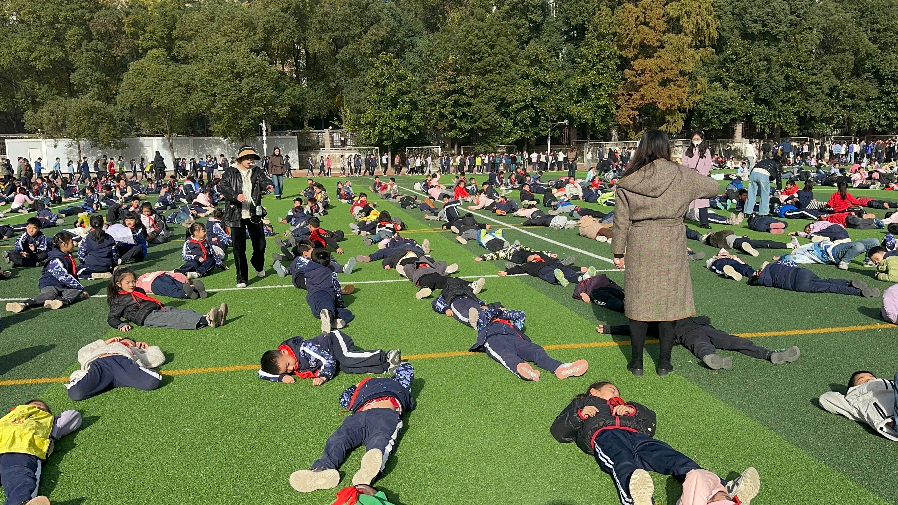 皇冠信用盘登2代理_武汉一学校大课间秒变大型“晒娃”现场皇冠信用盘登2代理，1700名学生乐得在操场上打滚，乐在其中