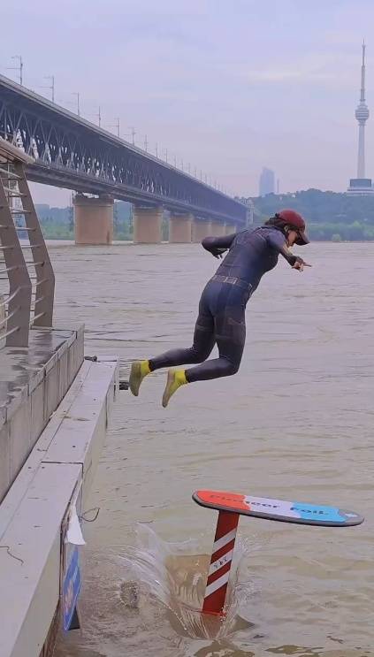 世界杯皇冠平台_武汉姑娘“水上漂”走红世界杯皇冠平台，网友：哪里来的女侠？