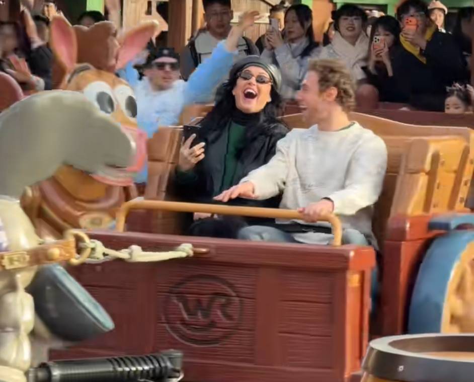 体育皇冠信用网_知名女歌手在上海迪士尼被偶遇体育皇冠信用网，见证求婚！“一时不知道谁更幸福”