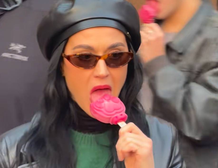 体育皇冠信用网_知名女歌手在上海迪士尼被偶遇体育皇冠信用网，见证求婚！“一时不知道谁更幸福”