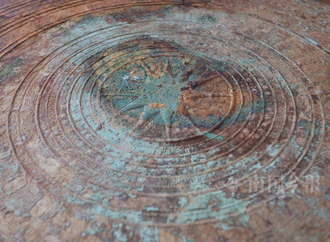 皇冠信用网登3代理_柳州钓鱼阿叔竹林挖蚯蚓皇冠信用网登3代理，竟挖出千年前的“大宝贝”！