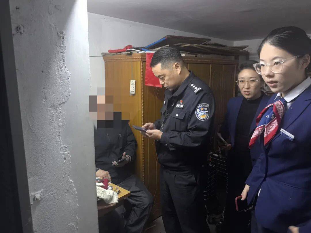 皇冠信用网开户_浙江男子花30万买金条送孙子皇冠信用网开户，所长、行长都上门了……