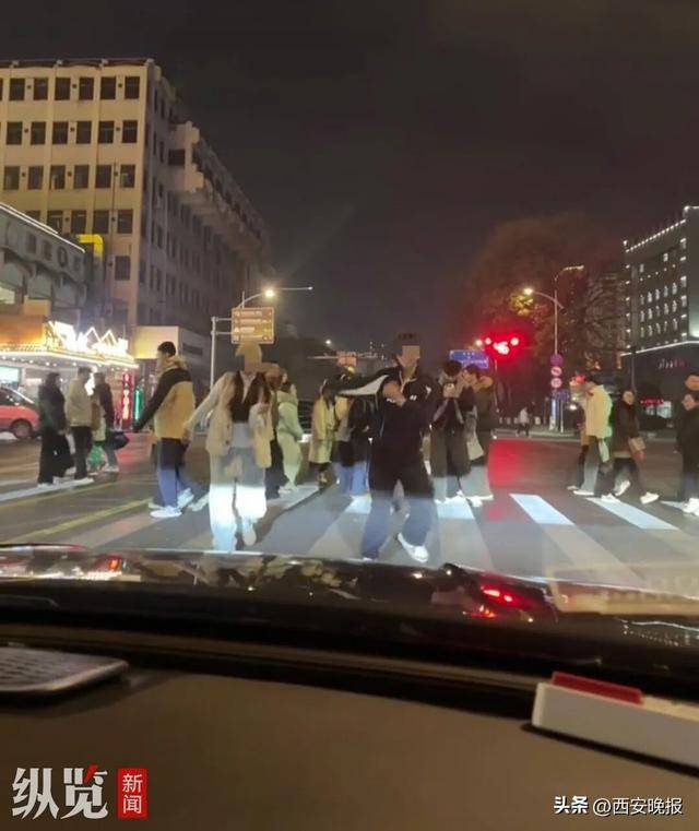 加拿大足球_徐州一男一女斑马线上对着等灯车辆跳舞拍视频引发质疑加拿大足球，当地交警正寻找两人，同时将加强视频路段管理