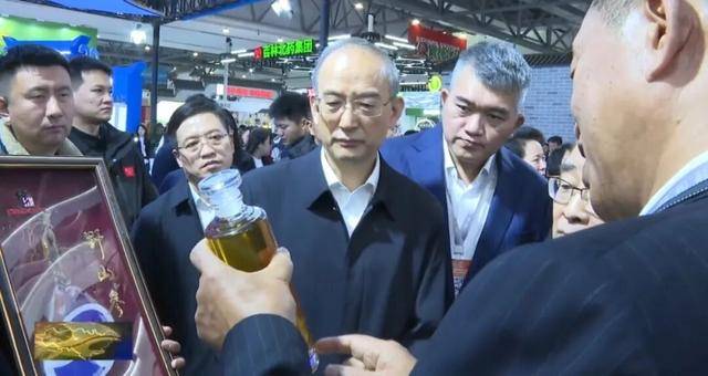 海地足球_省委书记参观百年野山参海地足球！吉林正举全省之力打造千亿级产业