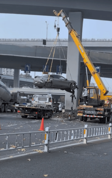 皇冠信用在线注册_小米SU7行驶中被突然变道的面包车“挤”进绿化带皇冠信用在线注册，撞上桥墩，车头损毁严重