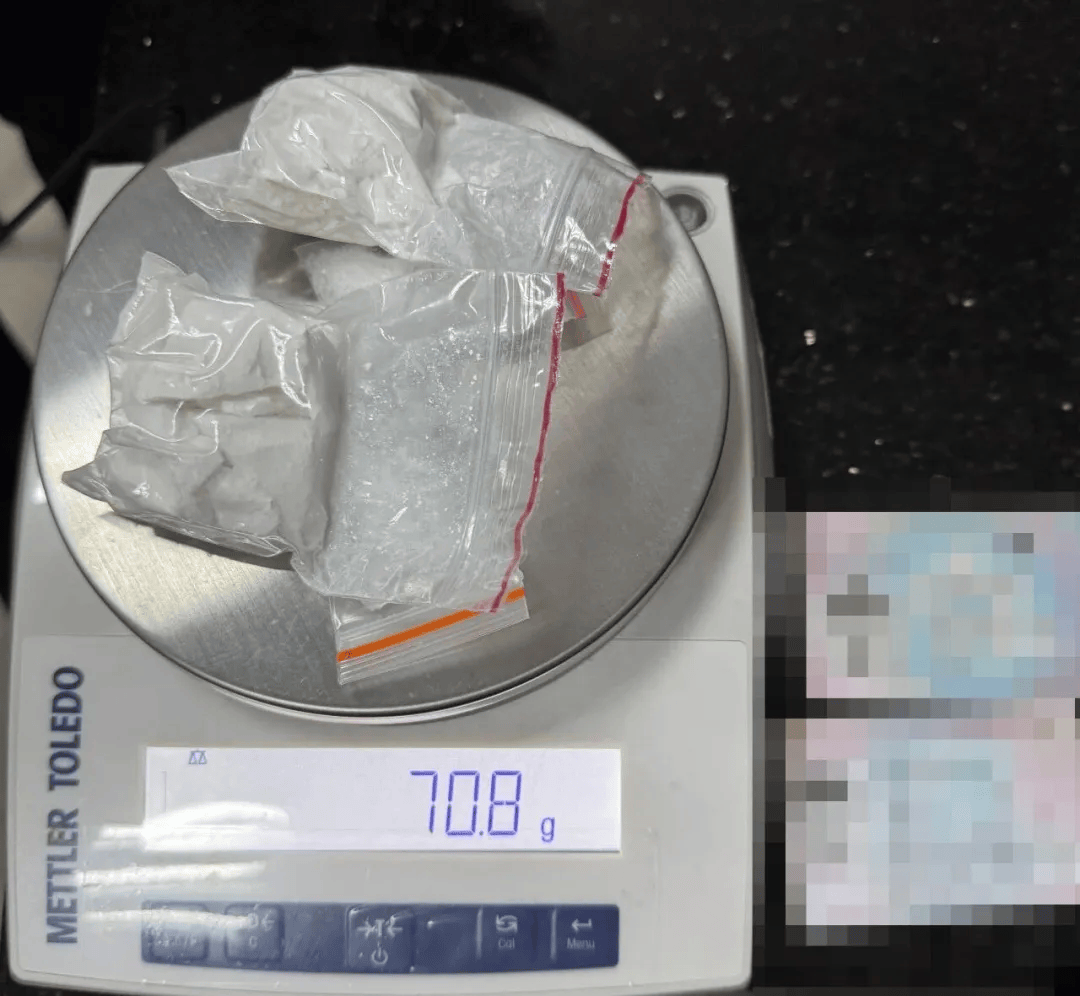 浦和红钻vs新泻天鹅_这你真兜不住浦和红钻vs新泻天鹅！男子裤裆藏毒70余克被查