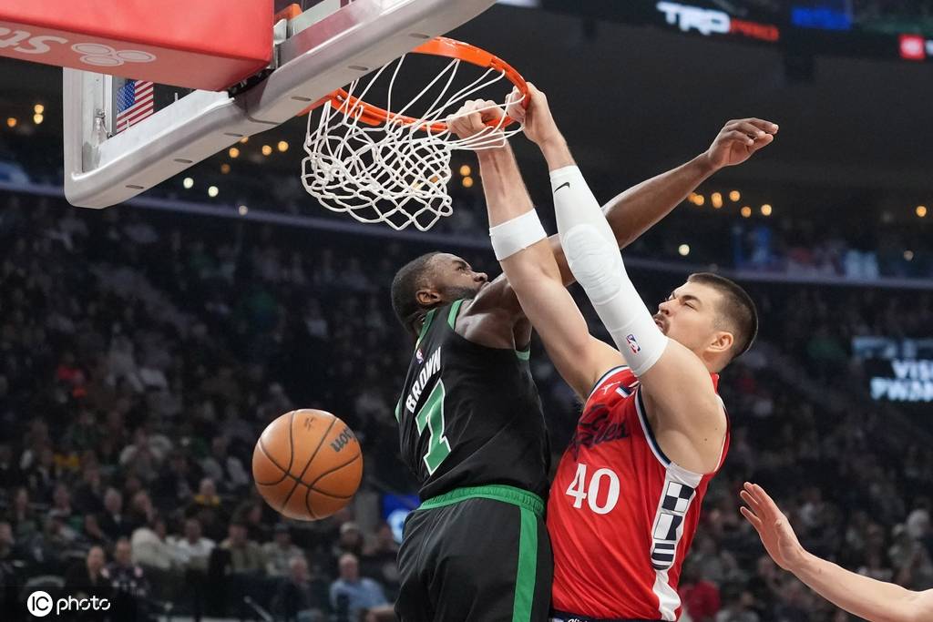 雷丁vs温布尔登_布朗50分莱昂纳德22分 快船不敌绿军6连胜终结