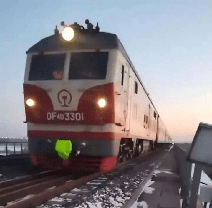 皇冠足球直播_黑龙江一男生用钳子损坏封闭网皇冠足球直播，闯入铁轨拍照逼停火车，致3趟列车临时停车十余分钟；涉事列车工作人员：他还想进驾驶室但被阻止了