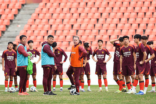 皇冠信用网登1_U19国足战平乌兹别克斯坦皇冠信用网登1，久尔杰维奇留在中国过春节