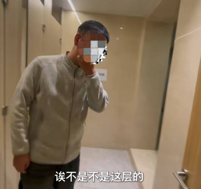 hga030皇冠官方网址_事发上海！男子女厕所偷拍被抓现行hga030皇冠官方网址，其妻还在孕期，手机封面还是妻子照片