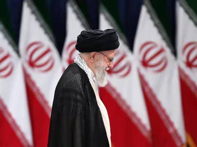 皇冠信用网开户_一面黑色哀悼旗升起皇冠信用网开户，伊朗首个盟友参战，向以色列发射导弹，特朗普被坑惨了