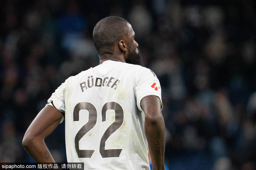 世界杯皇冠足球平台_居莱尔超远吊射破门：西甲战役中的技术与情感交织