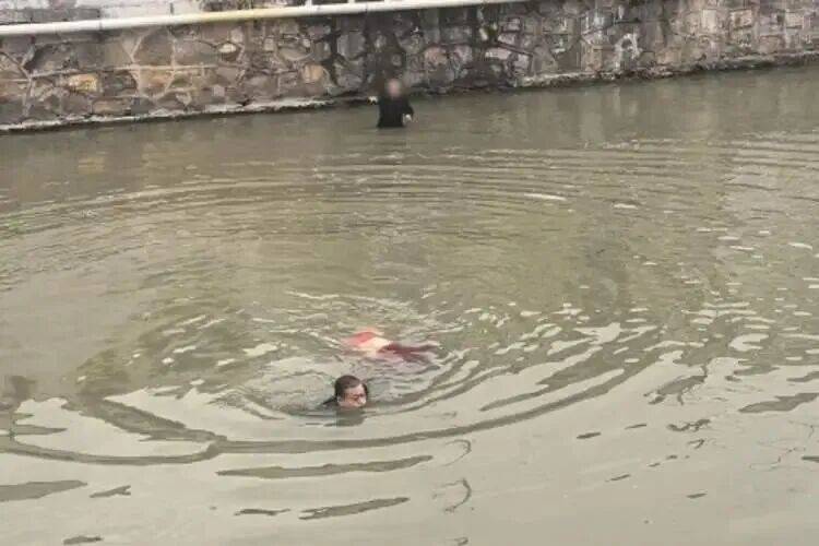 信用网怎么注册_上海一女子与丈夫视频时发生争吵情绪失控信用网怎么注册，留下诀别的话突然断联！随后被发现漂浮在河中一动不动，民警狂奔跳水救援，目前该女子已无大碍