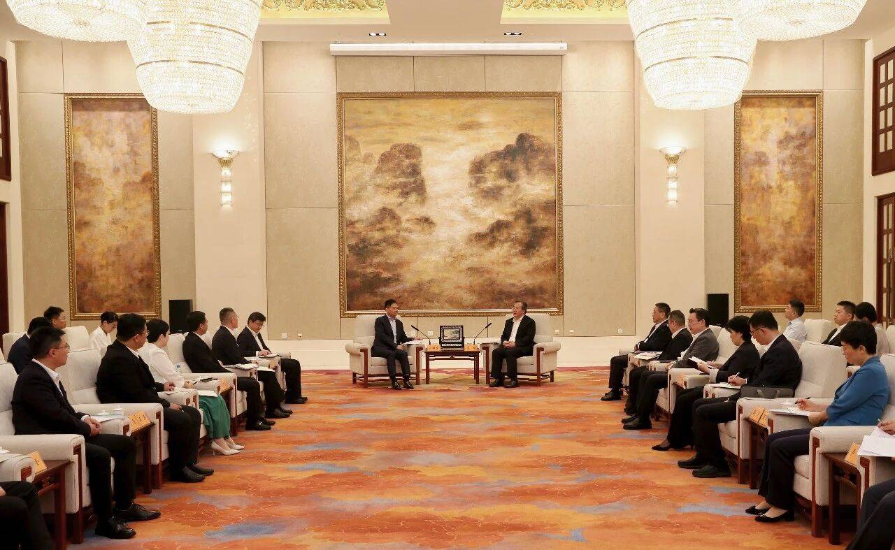 皇冠足球网
_苏州市委书记、市长会见刘强东